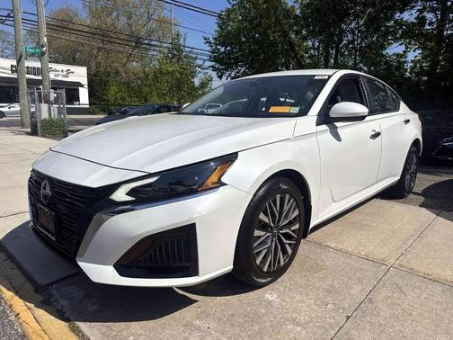 White 2023 Nissan Altima 2.5 SV