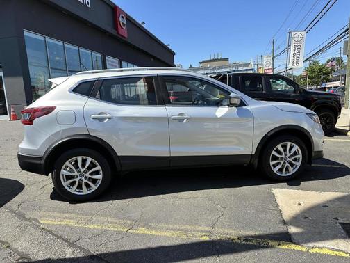 Brilliant Silver Metallic 2022 Nissan Rogue Sport SV