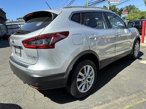 Brilliant Silver Metallic 2022 Nissan Rogue Sport SV
