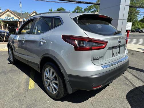 Brilliant Silver Metallic 2022 Nissan Rogue Sport SV