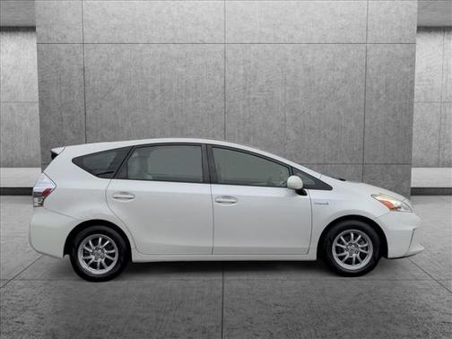 Photo 5 of 26 of 2014 Toyota Prius v Three