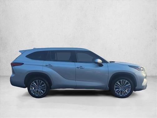 2023 Toyota Highlander Hybrid Platinum