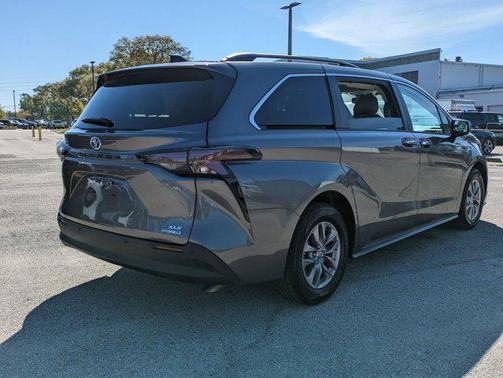 2023 Toyota Sienna XLE 8 Passenger