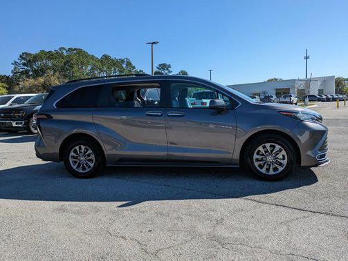 2023 Toyota Sienna XLE 8 Passenger