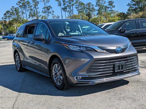 2023 Toyota Sienna XLE 8 Passenger