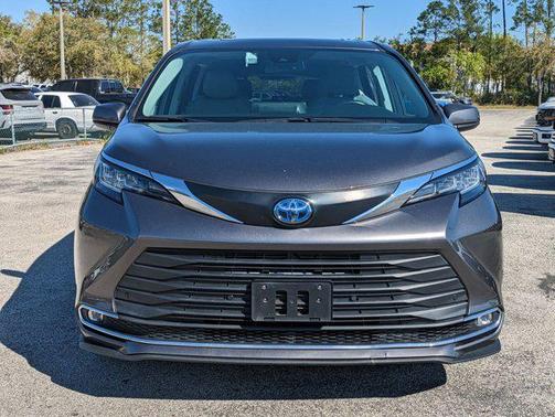 2023 Toyota Sienna XLE 8 Passenger