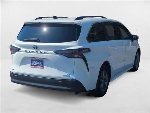 2024 Toyota Sienna LE