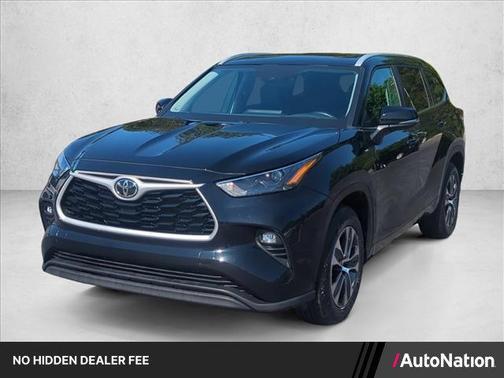 Midnight Black Metallic 2024 Toyota Highlander XLE