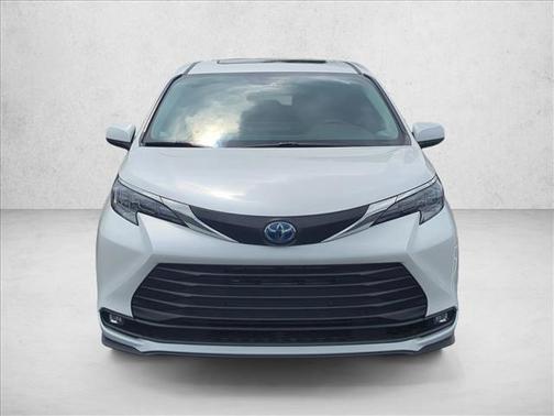Wind Chill Pearl 2025 Toyota Sienna XLE