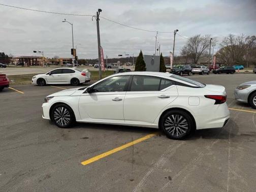Pearl White Tricoat 2024 Nissan Altima 2.5 SV