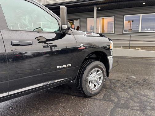 2022 RAM 2500 Tradesman Crew Cab 4x4 8' Box