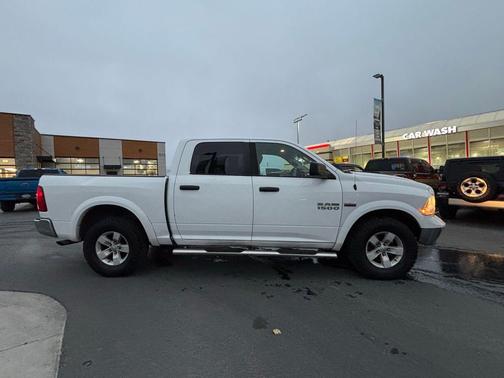 2016 RAM 1500 SLT