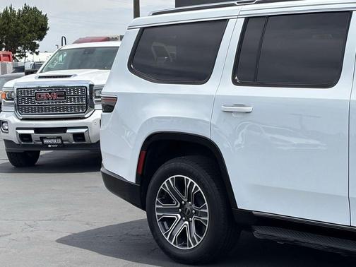 Bright White Clearcoat 2025 Jeep Wagoneer Carbide 4x4