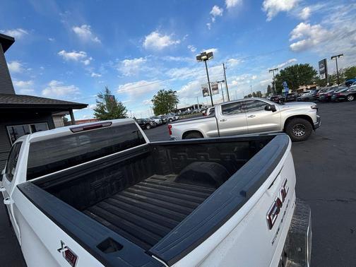 Summit White 2023 GMC Sierra 1500 SLE