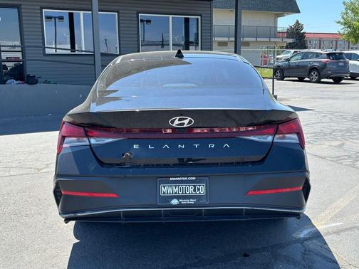 Abyss Black 2024 Hyundai ELANTRA SE