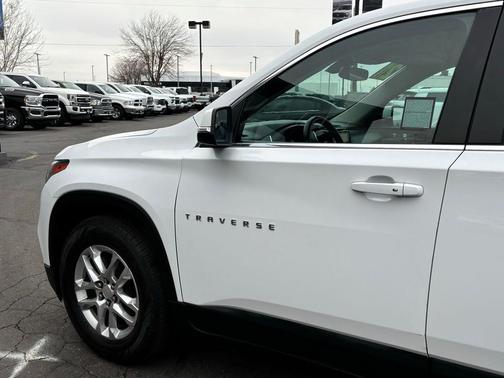 2021 Chevrolet Traverse LT Cloth