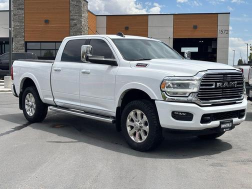 Bright White Clearcoat 2022 RAM 2500 Laramie Crew Cab 4x4 6'4' Box