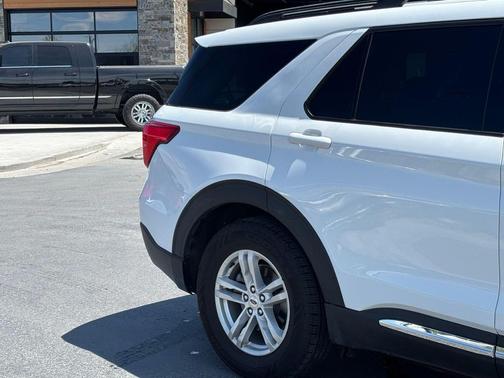 Oxford White 2022 Ford Explorer XLT