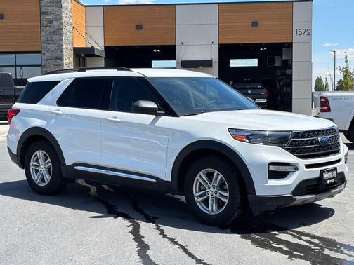 Oxford White 2022 Ford Explorer XLT