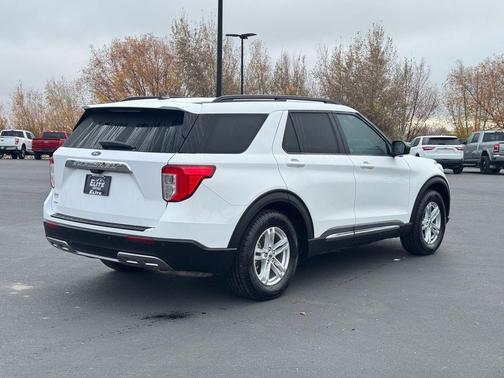 Oxford White 2022 Ford Explorer XLT