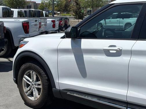 Oxford White 2022 Ford Explorer XLT