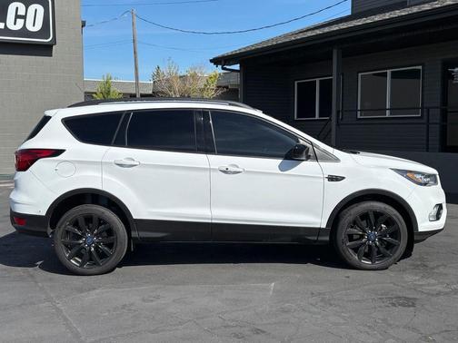 Oxford White 2019 Ford Escape SE