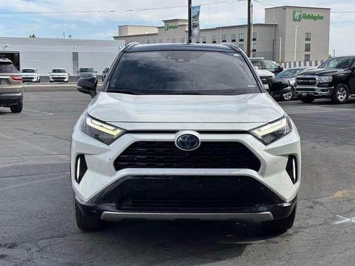 Blizzard Pearl/Midnight Black Metallic 2022 Toyota RAV4 Hybrid SE