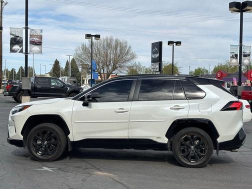 Blizzard Pearl/Midnight Black Metallic 2022 Toyota RAV4 Hybrid SE