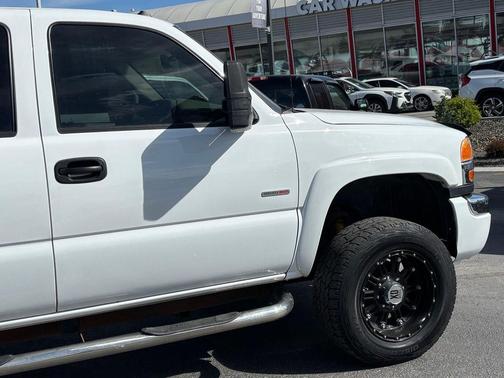 Olympic White 2004 GMC Sierra 2500 SLE H/D Crew Cab