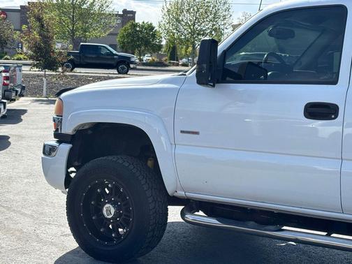 Olympic White 2004 GMC Sierra 2500 SLE H/D Crew Cab
