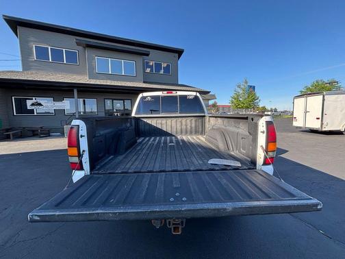 Olympic White 2004 GMC Sierra 2500 SLE H/D Crew Cab