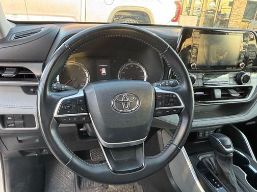2022 Toyota Highlander LE