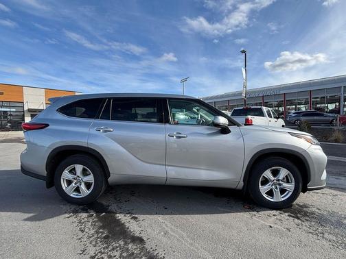2022 Toyota Highlander LE