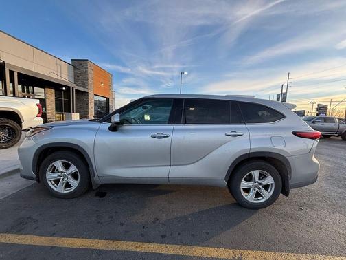 2022 Toyota Highlander LE