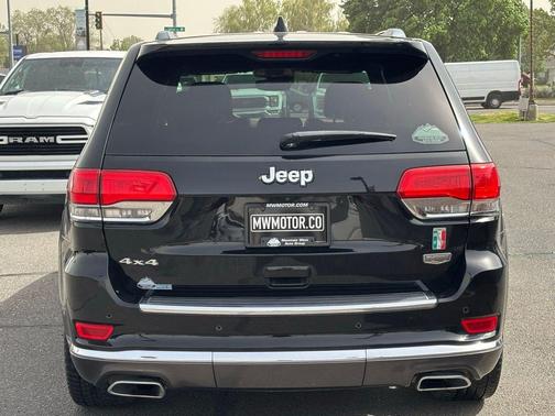 Diamond Black Crystal Pearlcoat 2017 Jeep Grand Cherokee Summit