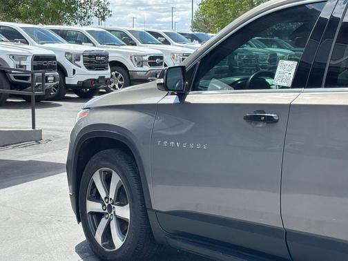 Pepperdust Metallic 2018 Chevrolet Traverse LT Leather