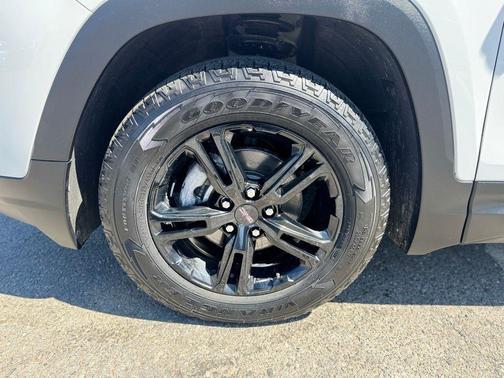 Summit White 2023 GMC Terrain AT4