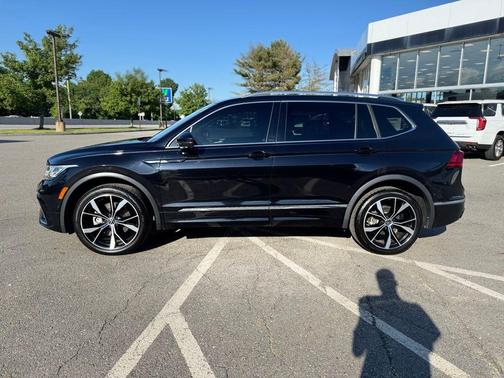 Deep Black Pearl Effect 2022 Volkswagen Tiguan 2.0T SEL R-Line