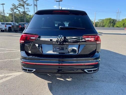 Deep Black Pearl Effect 2022 Volkswagen Tiguan 2.0T SEL R-Line