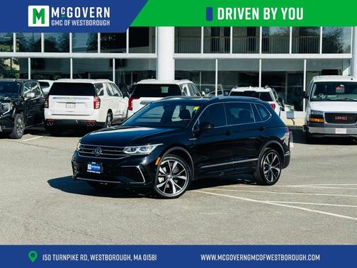 Deep Black Pearl Effect 2022 Volkswagen Tiguan 2.0T SEL R-Line