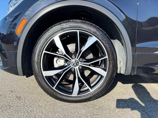Deep Black Pearl Effect 2022 Volkswagen Tiguan 2.0T SEL R-Line