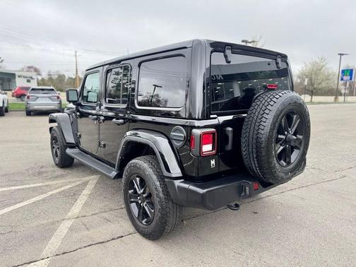 Black Clearcoat 2021 Jeep Wrangler Unlimited Sahara Altitude
