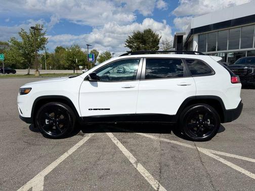 White 2023 Jeep Cherokee Altitude Lux