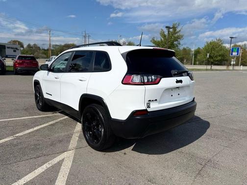 White 2023 Jeep Cherokee Altitude Lux