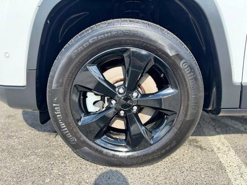 White 2023 Jeep Cherokee Altitude Lux