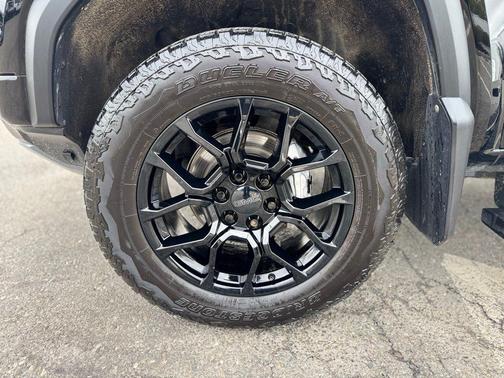 Onyx Black 2024 GMC Canyon Denali