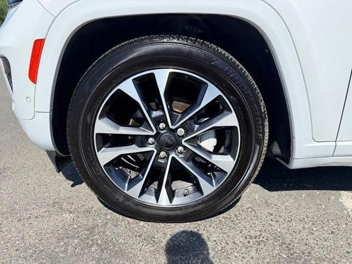 White 2023 Jeep Grand Cherokee Overland