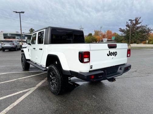 2022 Jeep Gladiator Sport