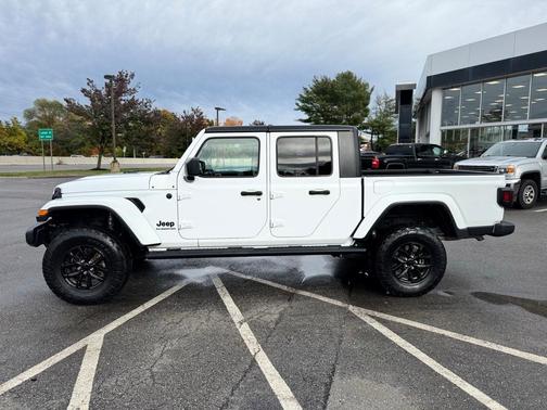2022 Jeep Gladiator Sport
