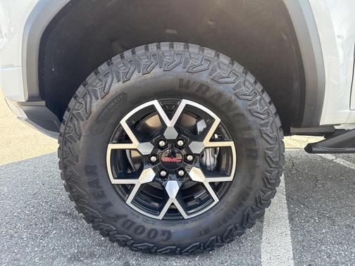 2025 GMC Canyon AT4